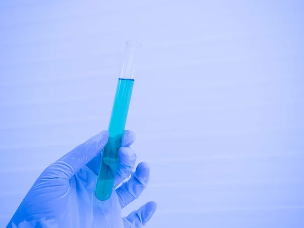 Mano Científico Guante Sosteniendo Tubo Ensayo Vidrio Con Líquido Azul — Foto de Stock