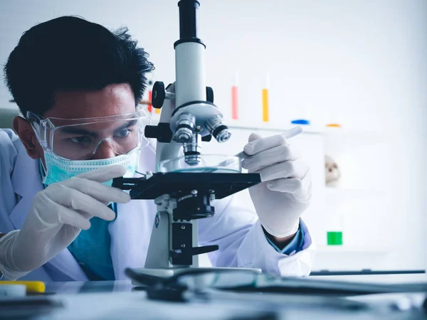 Científico Masculino Asiático Está Trabajando Seriamente Experimento Química Con Microscopio — Foto de Stock