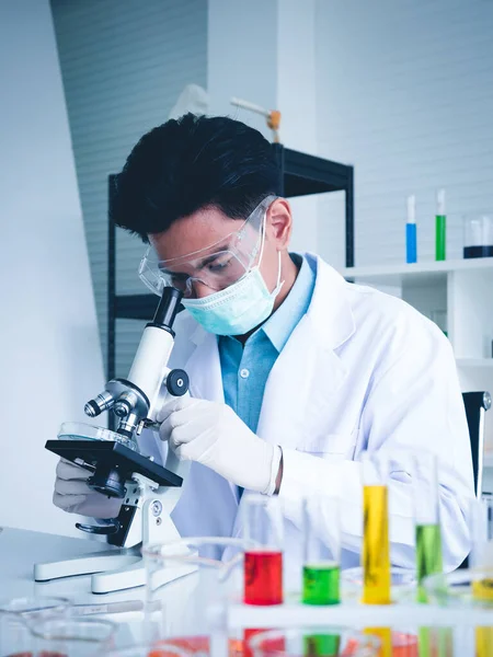 Científico Asiático Masculino Está Trabajando Seriamente Experimento Química Con Mirada — Foto de Stock