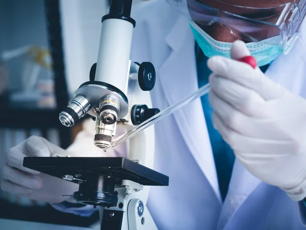 Científico Masculino Asiático Está Trabajando Seriamente Experimento Química Con Microscopio — Foto de Stock