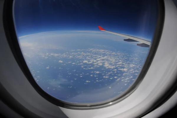 Ala Avião Com Céu Azul Bonito Nuvens Janela Avião Viajando — Fotografia de Stock