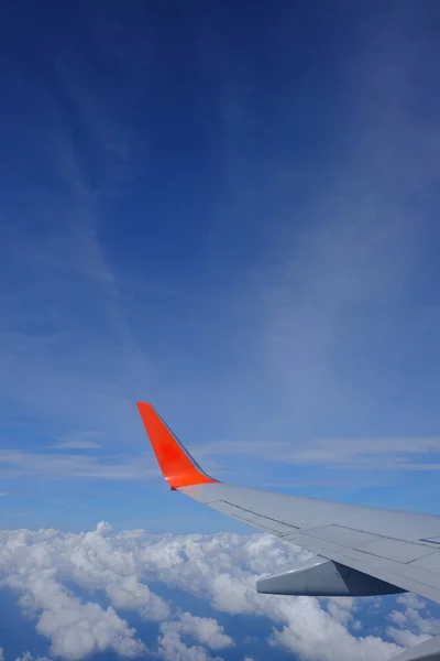 Πτέρυγα Του Αεροπλάνου Όμορφο Γαλάζιο Ουρανό Και Σύννεφα Από Παράθυρο — Φωτογραφία Αρχείου