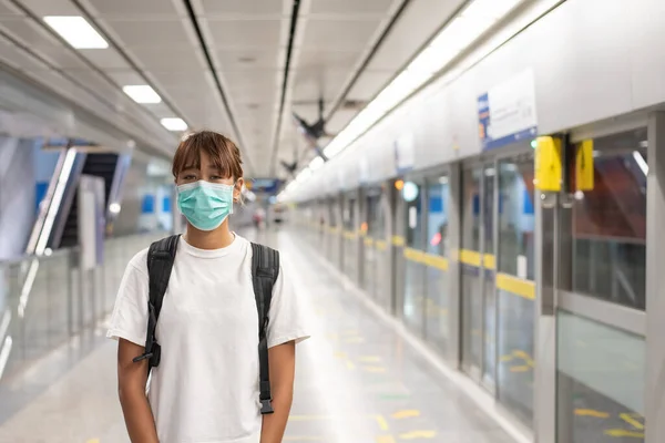 Femme Asiatique Avec Masque Chirurgical Sentir Fatigué Utiliser Smartphon Debout — Photo