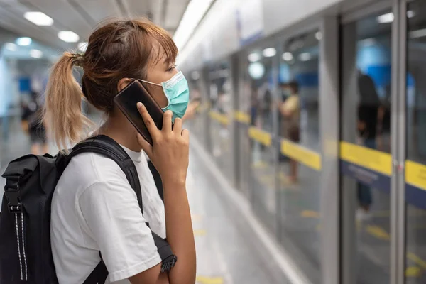 Femme Asiatique Avec Masque Chirurgical Sentir Fatigué Utiliser Smartphone Debout — Photo