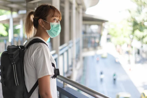 Femme Asiatique Avec Masque Chirurgical Sentent Fatigué Debout Sur Skywalk — Photo
