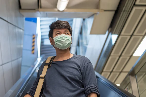 Homme Asiatique Porter Masque Chirurgical Pour Protéger Coronavirus Tenir Sur — Photo