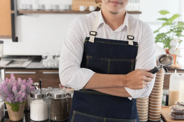 Close Van Barista Man Staande Cross Hand Met Een Koffie — Stockfoto