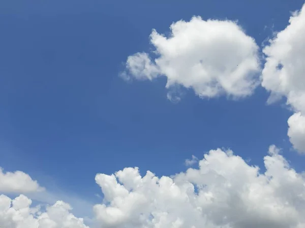 Mavi gökyüzü arka planında beyaz bulutlar