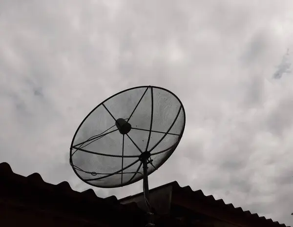 Beyaz gökyüzü arkaplanlı siyah uydu anteni