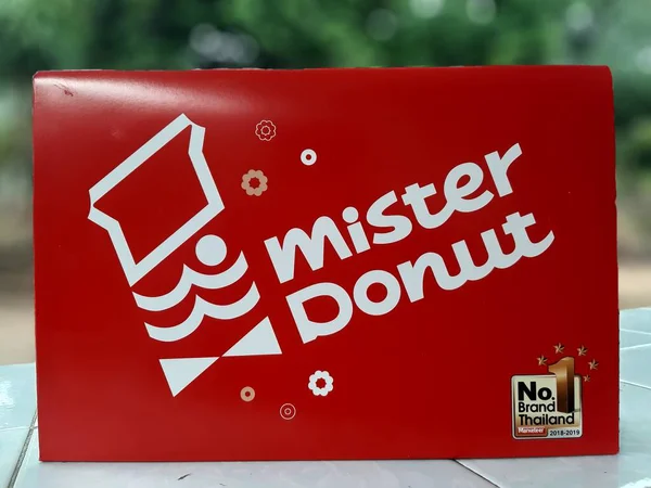 Chumphon, Tayland, 11 Ağustos 2020: Bay Donut bir tepside ayarlandı. Bay Donut markası altında lezzetli, yumuşak, her gün taze, Tayland 'da popüler ve çok satan..