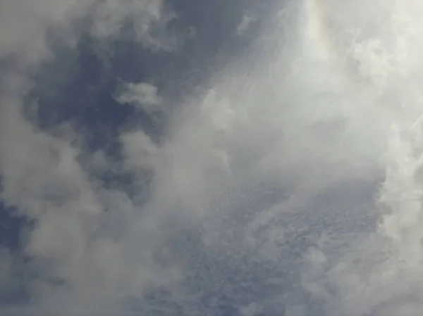 Mavi gökyüzünde güzel beyaz bulutlar