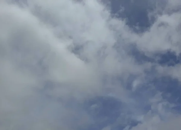 Mavi gökyüzünde güzel beyaz bulutlar