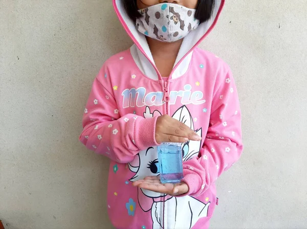 Ranong, Tayland 24 Ağustos 2020: Gençler dezenfektan ya da antibakteriyel sprey taşısın. Enfekte olmuş eller ve maske salgın veya salgın sırasında sağlığınıza iyi gelir..