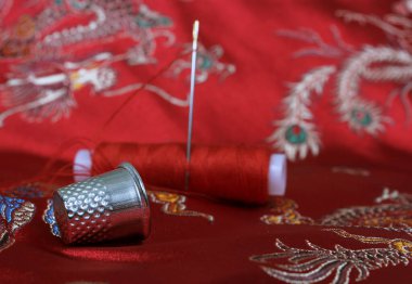 Asya Kırmızı İpek Kumaşında Yüksük ve İplik