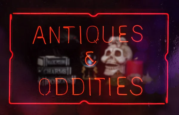 Oddities Antiques Neon Sign Shop Window — Stock Photo, Image