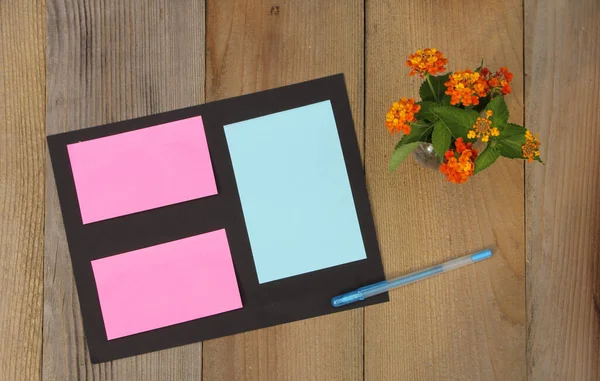 Notitieboek Met Vlaggen Plakkerige Notities Kleine Vaas Van Bloemen — Stockfoto