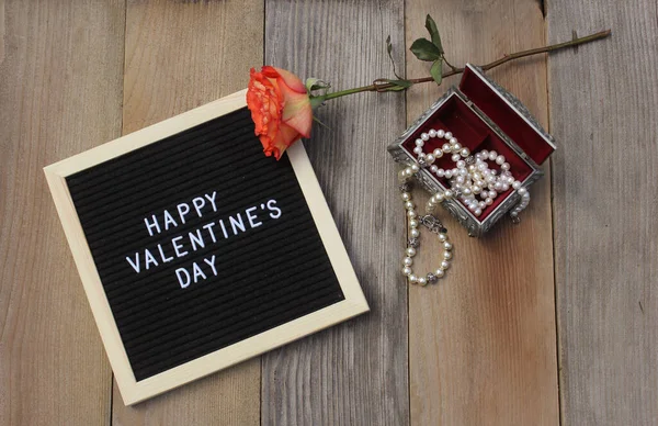 Feliz San Valentín Signo Con Perlas Joyero — Foto de Stock