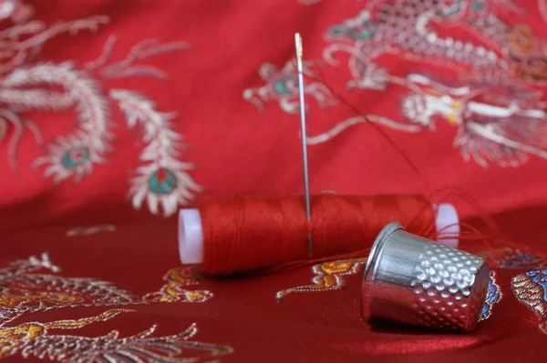 Thimble Thread Asian Red Silk Fabric — Stock Photo, Image