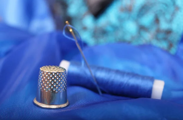 Thimble Blue Thread Tecido Azul — Fotografia de Stock