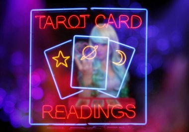 Psişik Tarot Kart Okuyucu Arkaplanda Bulanık Tarot Okuyucu ile Penceredeki Neon İşareti