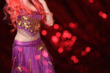  Göbek Dansçısı Mor Giyen, Kırmızı Bokeh Arkaplan