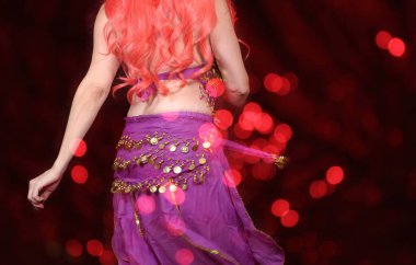  Göbek Dansçısı Mor Giyen, Kırmızı Bokeh Arkaplan