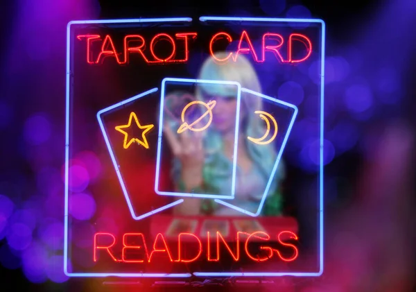 Psişik Tarot Kart Okuyucu Arkaplanda Bulanık Tarot Okuyucu ile Penceredeki Neon İşareti