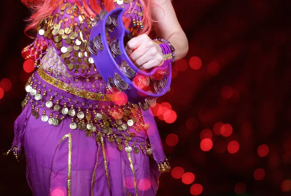 Danseuse Ventre Portant Pourpre Avec Fond Bokeh Rouge — Photo