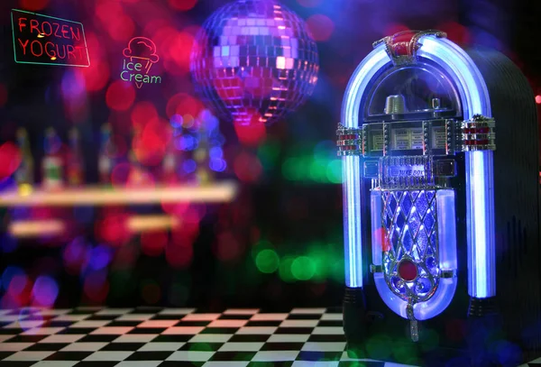 Dondurma Salonunda Müzik Kutusu Fotoğraf Birleşimi