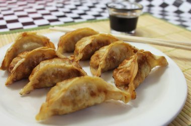 Soya soslu Asya usulü kızarmış hamur tatlısı ve bambu servis altlığı.