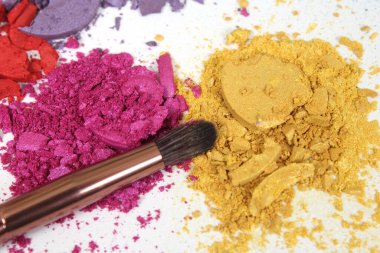 Beyaz Arkaplanda Fırçalı Kırık Kozmetik Pigmentleri