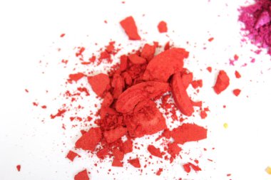 Beyaz Arkaplanda Fırçalı Kırık Kozmetik Pigmentleri