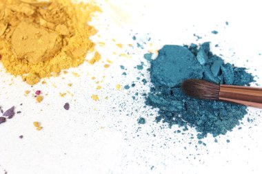 Beyaz Arkaplanda Fırçalı Kırık Kozmetik Pigmentleri