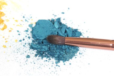 Kırık Mavi Göz Gölgesi beyaz arkaplanda fırçayla