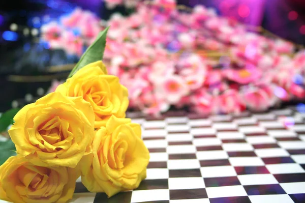Žluté Růže Růžovými Květy Pozadí — Stock fotografie