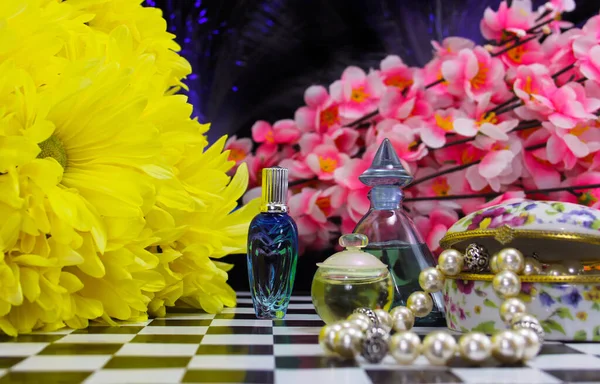 Žluté Květy Parfémem Šperky Starém Stole — Stock fotografie