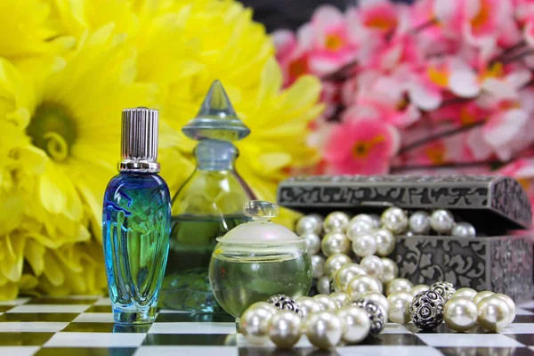 Fiori Gialli Con Profumo Gioielli Sulla Tavola Vintage — Foto Stock