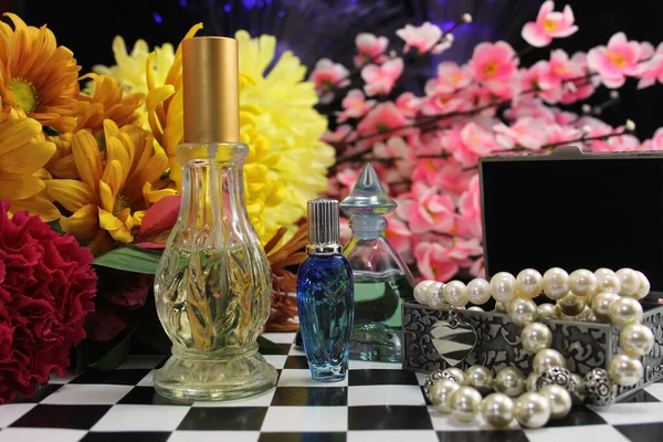 Kwiaty Perfumami Biżuterią — Zdjęcie stockowe