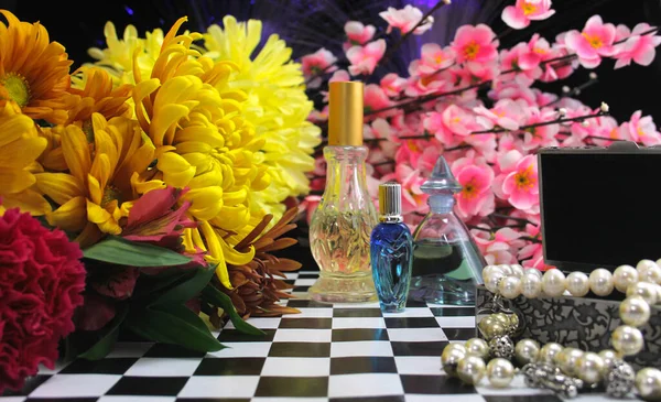 Żółte Kwiaty Perfumami Biżuterią Zabytkowym Stole — Zdjęcie stockowe