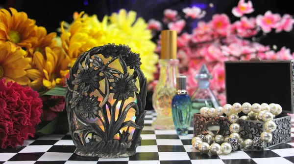 Kwiaty Perfumami Biżuterią — Zdjęcie stockowe