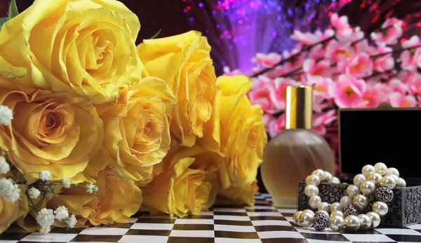 Żółte Róże Perfumami Biżuterią — Zdjęcie stockowe