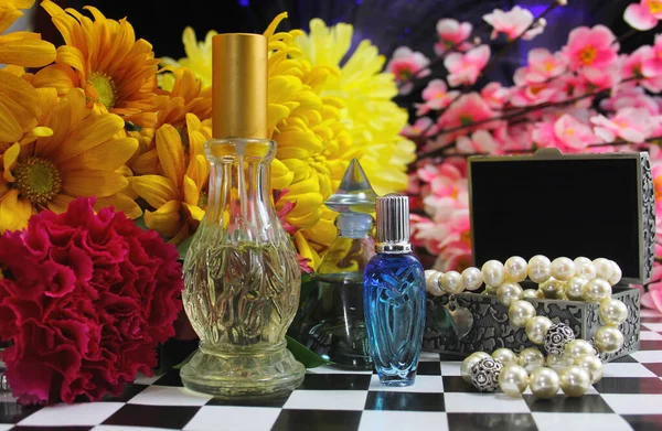 Żółte Kwiaty Perfumami Biżuterią Zabytkowym Stole — Zdjęcie stockowe