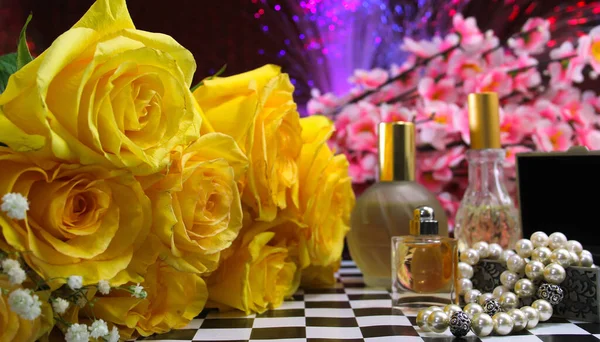 Fleurs Jaunes Avec Parfum Bijoux Sur Table Vintage — Photo