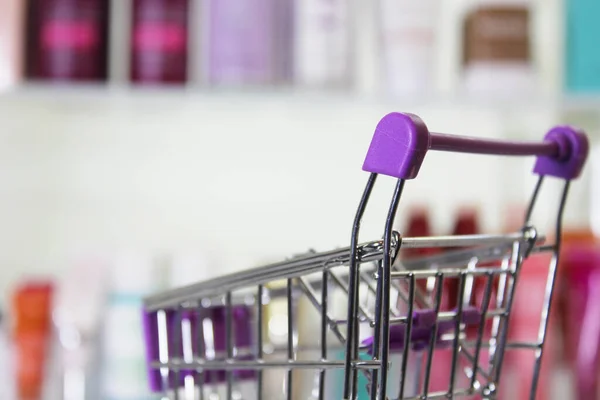 Cesta Compras Vazia Com Cosméticos Embaçados Fundo — Fotografia de Stock