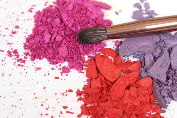 Beyaz Arkaplanda Fırçalı Kırık Kozmetik Pigmentleri