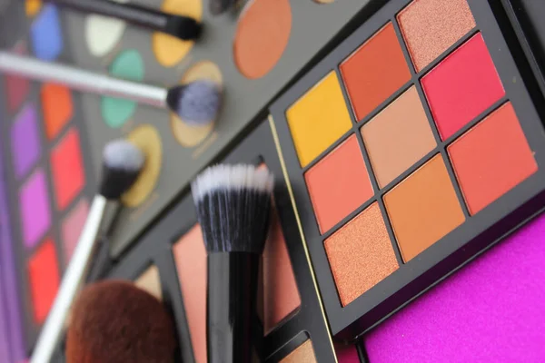 Kleurrijke Cosmetische Pigmentpaletten Met Penselen — Stockfoto