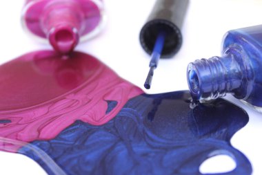 Pembe ve Mavi Oje Beyaz Arkaplanda