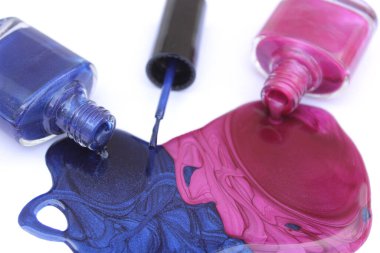 Pembe ve Mavi Oje Beyaz Arkaplanda