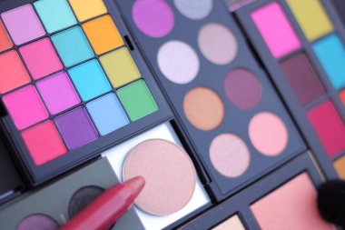 Renkli Kozmetik Pigment Paletleri ve Çeşitli Kozmetikler