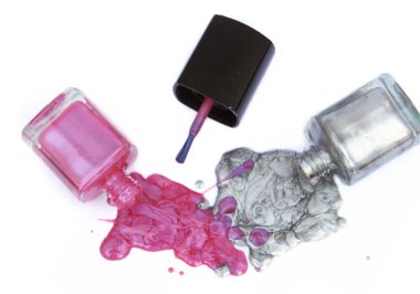 Beyaz Arkaplanda Pembe ve Gümüş Tırnak cilası